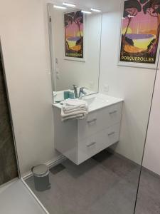 a bathroom with a sink and a mirror at CAP AU SUD in Hyères