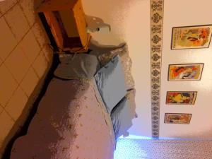 ein Kleid hängt an einer Wand in einem Zimmer in der Unterkunft Su Planu in Cagliari