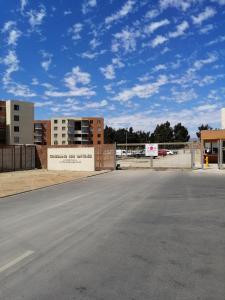 een lege parkeerplaats voor een gebouw bij DEPTO EN PUERTAS DEL MAR in La Serena +12 foto's