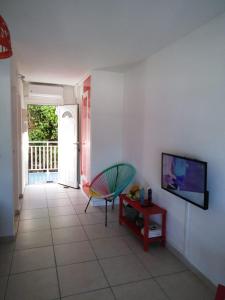TV a/nebo společenská místnost v ubytování STUDIO VUE SUR MER