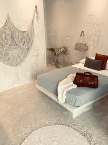 Apartments & Suites MADRE Holbox Self-Check IN客房内的一张或多张床位