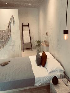 Apartments & Suites MADRE Holbox Self-Check IN客房内的一张或多张床位