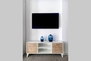 TV a/nebo společenská místnost v ubytování Suite by Hawkins Atico