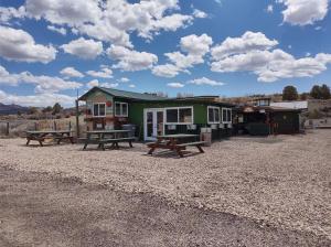 um edifício com mesas de piquenique em frente em Bryce Sunset Inn em Panguitch