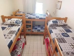 Uma ou mais camas em beliche num quarto em Hana Hostel Albergues