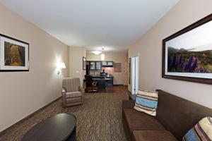 ein Wohnzimmer mit einem Sofa und einem Schreibtisch in der Unterkunft Candlewood Amarillo-Western Crossing, an IHG Hotel in Amarillo