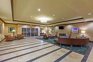 eine Lobby mit Sofas und Stühlen in einem Gebäude in der Unterkunft Candlewood Amarillo-Western Crossing, an IHG Hotel in Amarillo