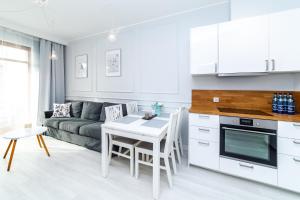 Kuchyň nebo kuchyňský kout v ubytování Bright - Neptun Park by OneApartments