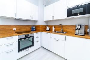 Kuchyň nebo kuchyňský kout v ubytování Bright - Neptun Park by OneApartments