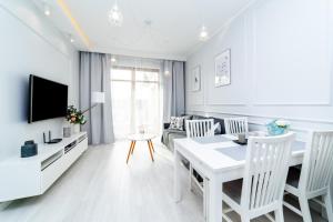 TV a/nebo společenská místnost v ubytování Bright - Neptun Park by OneApartments