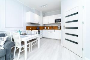 Kuchyň nebo kuchyňský kout v ubytování Bright - Neptun Park by OneApartments