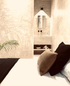 Apartments & Suites MADRE Holbox Self-Check IN客房内的一张或多张床位