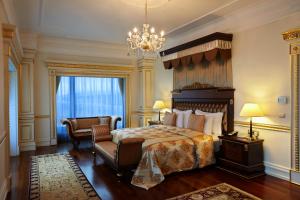 A bed or beds in a room at Crowne Plaza Istanbul Asia by IHG