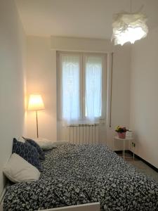 ソーリにあるla casa di Camillaの大きなベッドと窓のある寝室