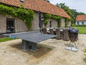 Lauatennis majutusasutuses Holiday Home in Beernem near Bruges või selle läheduses