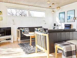 Ett kök eller pentry på Two-Bedroom Holiday home in Kalundborg 1