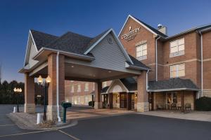 a hotel building with a large gambrel at Country Inn & Suites by Radisson, Galena, IL in Galena