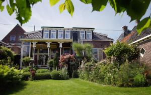 a house with a garden in front of it at hotel 't Doktershus in Lemmer