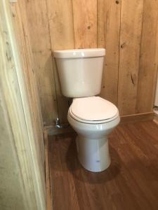 Ванная комната в The HideAway Tiny Cabin