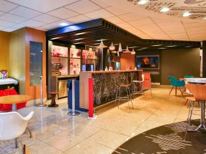 a restaurant with a bar with chairs and tables at ibis Rio de Janeiro Botafogo in Rio de Janeiro