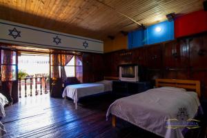 Кровать или кровати в номере Casa Reina hostel
