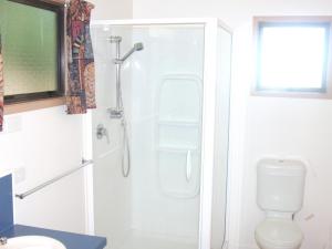Kylpyhuone majoituspaikassa Bush Beach Delight - Onetangi Holiday Home