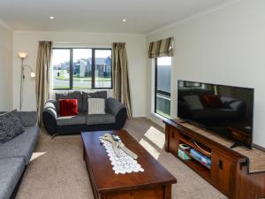 un salon avec une grande télévision à écran plat dans l'établissement Te Awa Napier Treasure - Napier Holiday Home, à Napier