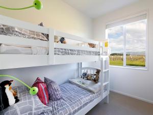 Poschodová posteľ alebo postele v izbe v ubytovaní Marlborough Magic - Rapaura Holiday Home