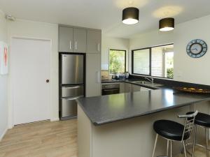 Η κουζίνα ή μικρή κουζίνα στο Bach 112 - Waimarama Holiday Home +13 φωτογραφίες