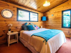Peaceful Picnic Bay - Surfdale Holiday Home في Surfdale: غرفة نوم بسرير في كابينة خشبية
