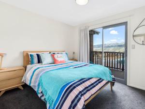 Un pat sau paturi într-o cameră la Pisa View Paradise - Cromwell Holiday Home
