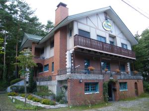 un edificio con un cartel en el costado en Landhaus Dancru Netz en Hakuba