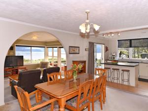 cocina y sala de estar con mesa y sillas en Mahakipawa Hideaway - Marlborough Sounds Home en Havelock