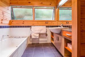 Vannas istaba naktsmītnē Lakeside Landing - Lake Tarawera Holiday Home