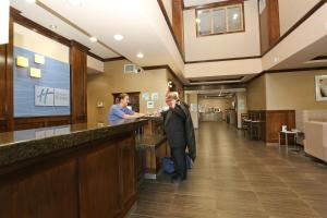 Personal de Holiday Inn Express Hotel & Suites Vernon, an IHG Hotel