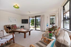 a living room with a table and chairs at Esme Escape - Omaha Holiday Home in Omaha