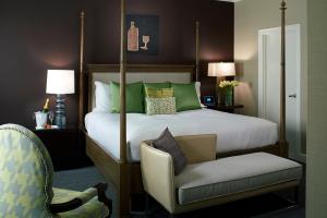 1 dormitorio con 1 cama grande con silla y silla en Kimpton Hotel Vintage Seattle, an IHG Hotel en Seattle
