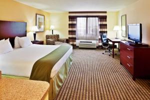 Un televizor și/sau centru de divertisment la Holiday Inn Express Ponca City by IHG