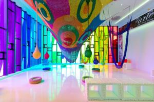 Habitación de colores vivos con mesa y ventanas. en Arte Mont Kiara en Kuala Lumpur