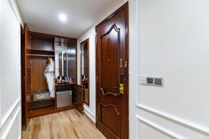 a hallway with a wooden door and a bathroom at TỪ SƠN LUXURY 2 HOTEL in Ðại Dính +35 photos