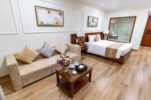 a living room with a couch and a bed at TỪ SƠN LUXURY 2 HOTEL in Ðại Dính