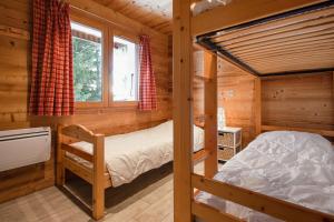 Krevet ili kreveti u jedinici u okviru objekta Maison de 4 chambres a Montvalezan a 700 m des pistes avec jardin amenage et wifi