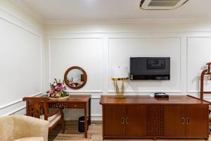 a living room with a tv and a table at TỪ SƠN LUXURY 2 HOTEL in Ðại Dính