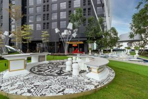 un parc en face d'un bâtiment dans l'établissement Arte Mont Kiara, à Kuala Lumpur