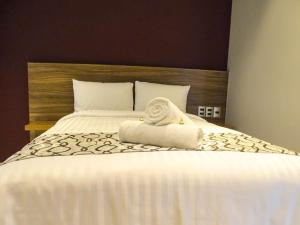 1 dormitorio con 1 cama con 2 toallas en Hotel Luma by Kavia, en Cancún