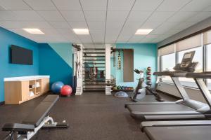 un gimnasio con paredes azules y máquinas de correr en Avid hotels - Staunton, an IHG Hotel, en Staunton