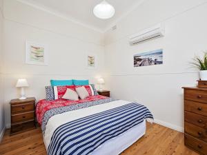 A bed or beds in a room at Fingal Beach Shack @ Fingal Bay