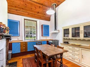 eine Küche mit blauen Schränken und einem Holztisch in der Unterkunft The Stables in Port Fairy