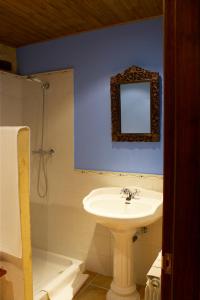 a bathroom with a sink and a mirror on the wall at Hotel La Val in Jarque de la Val