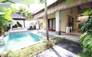 Der Swimmingpool an oder in der Nähe von Nike Villas